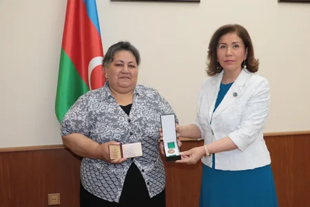 Bahar Muradova “Tərəqqi” medalı ilə təltif olunan qadınların mükafatlarını təqdim edib