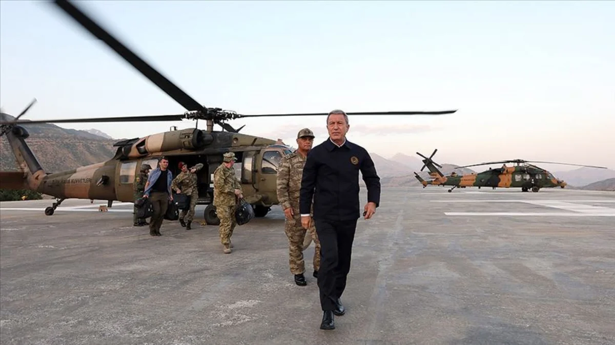 Türkiyənin müdafiə naziri Suriya sərhədinə gedib
