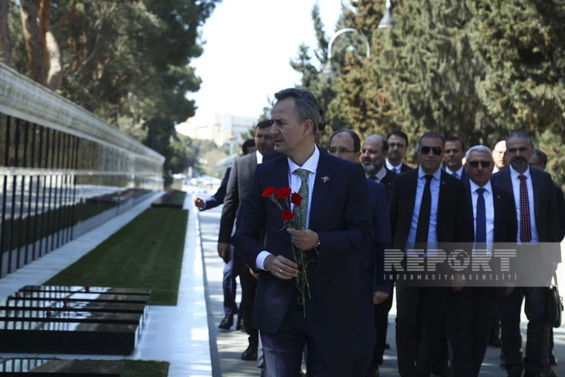 Türkiyənin Müdafiə Sənayesi Komitəsinin sədri Şəhidlər xiyabanını və “Türk şəhidliyi” abidəsini ziyarət edib - YENİLƏNİB