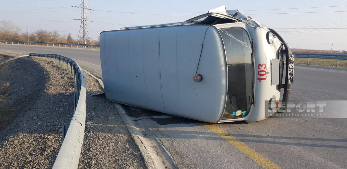 Ucarda təcili tibbi yardım maşını aşıb, 5 nəfər xəsarət alıb