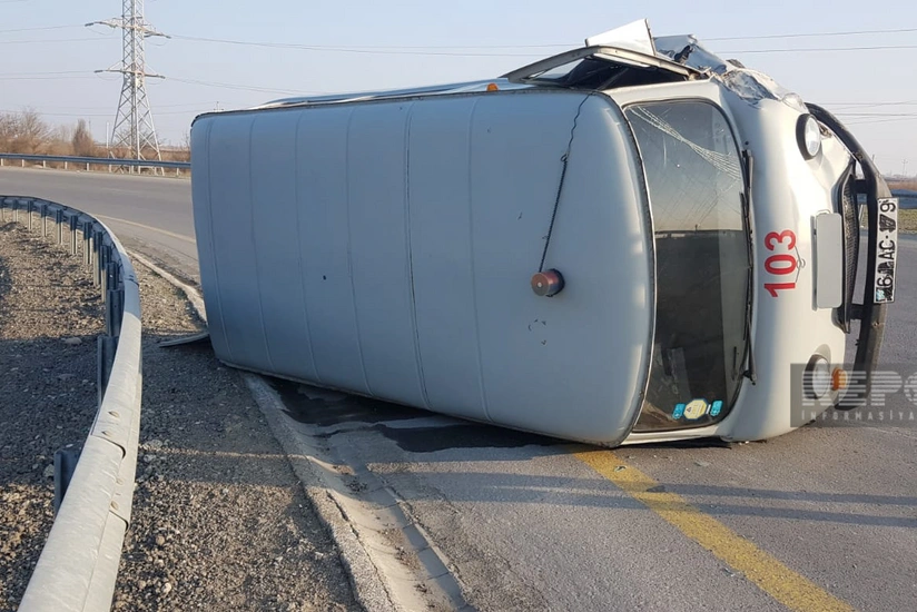 Ucarda təcili tibbi yardım maşını aşıb, 5 nəfər xəsarət alıb
