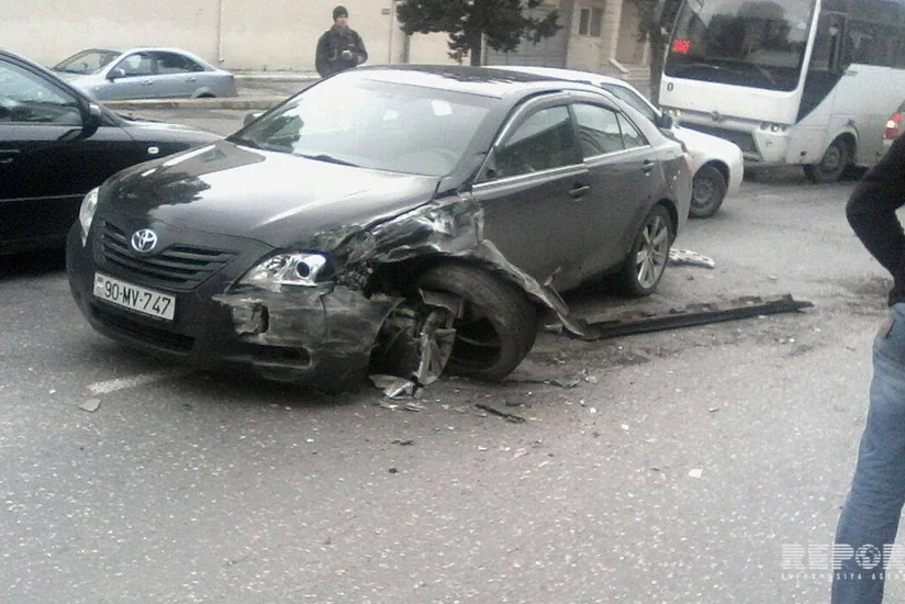 В Баку столкнулись пассажирский автобус и легковой автомобиль - ФОТО