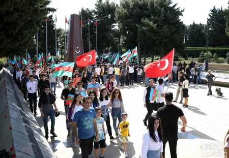 Azərbaycan gəncləri “Türk şəhidliyi” abidəsini ziyarət ediblər