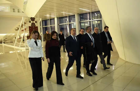 Beynəlxalq parlament konfransının iştirakçıları Heydər Əliyev Mərkəzi ilə tanış olublar