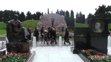 Azərbaycan ictimaiyyəti ümummilli lider Heydər Əliyevin məzarını ziyarət edir - FOTO
