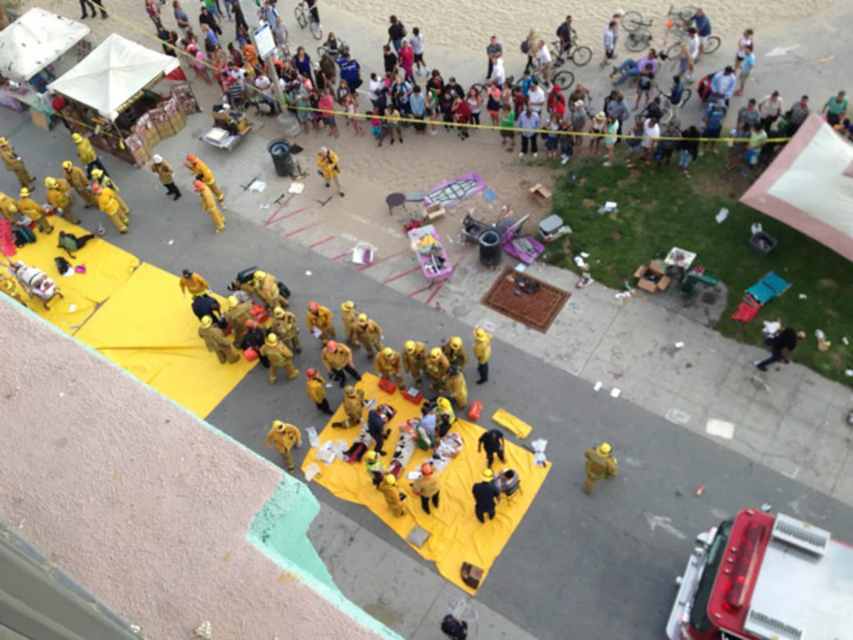 ABŞ-da avtomobil yüksək sürətlə supermarketə girib, 3 nəfər ölüb