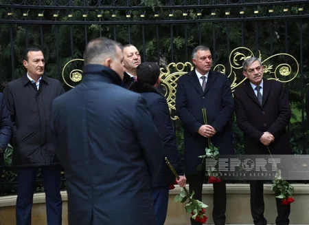 Azərbaycan xalqı Fəxri xiyabanda Ümummilli Liderin məzarını ziyarət edir