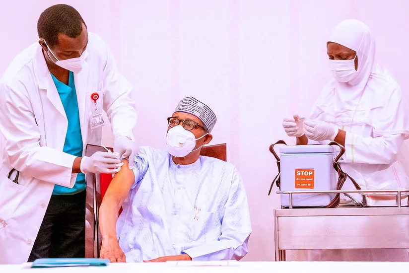 Президент Нигерии сделал прививку от коронавируса