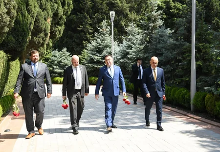 Çexiyalı parlamentarilər Ulu Öndərin məzarını və Şəhidlər xiyabanını ziyarət edib