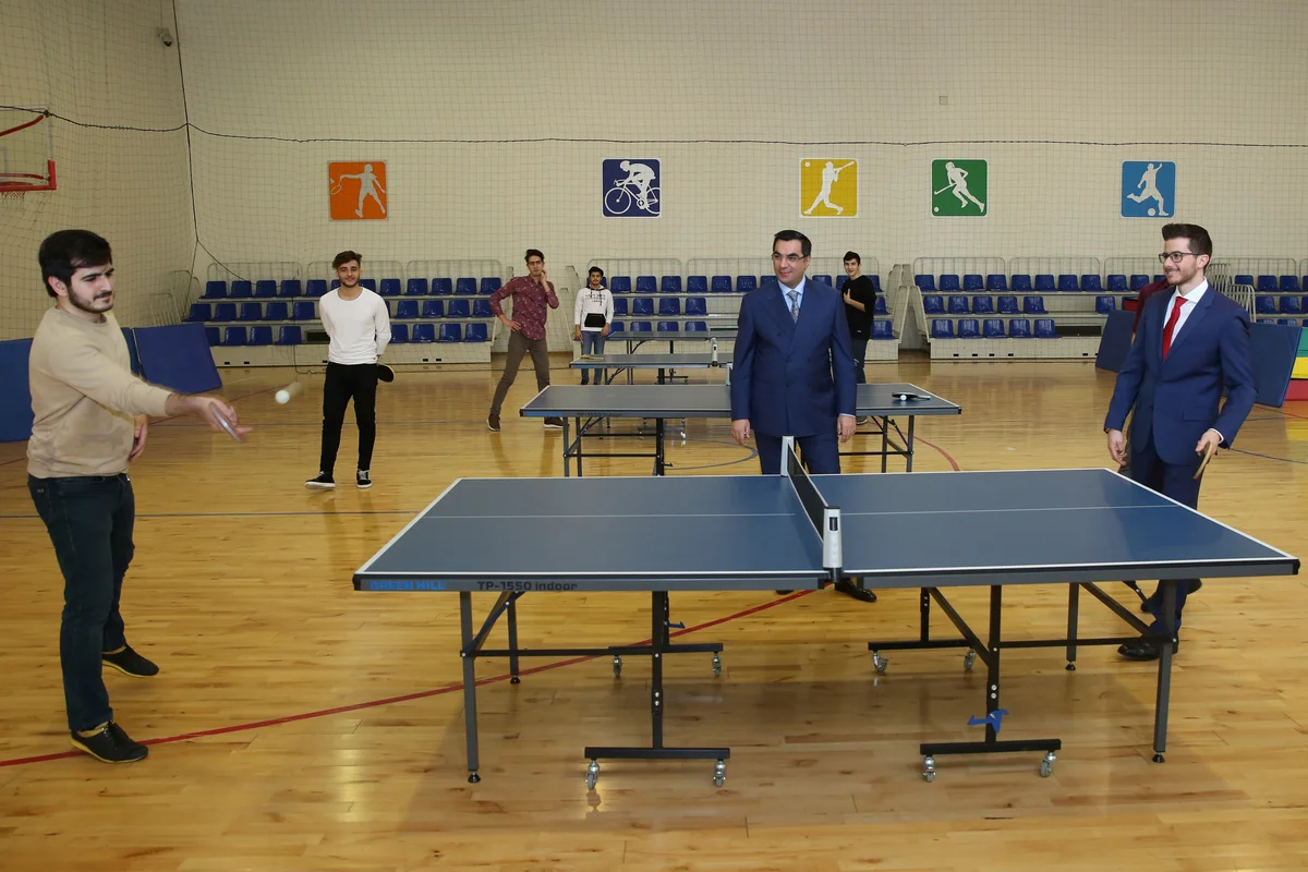 İsrail səfiri BANM-in tələbəsi ilə tennis oynadı