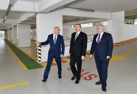 Bakının 8-ci Kilometr qəsəbəsində çoxmərtəbəli avtomobil dayanacağı istifadəyə verilib
