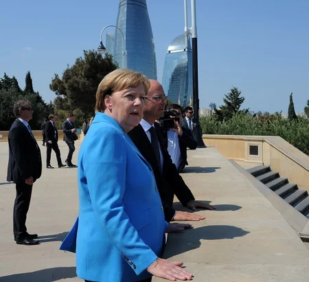 Angela Merkel Şəhidlər xiyabanını ziyarət edib