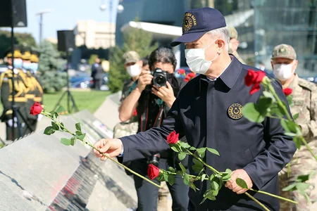 Türkiyənin Müdafiə naziri Fəxri xiyabanı ziyarət edib