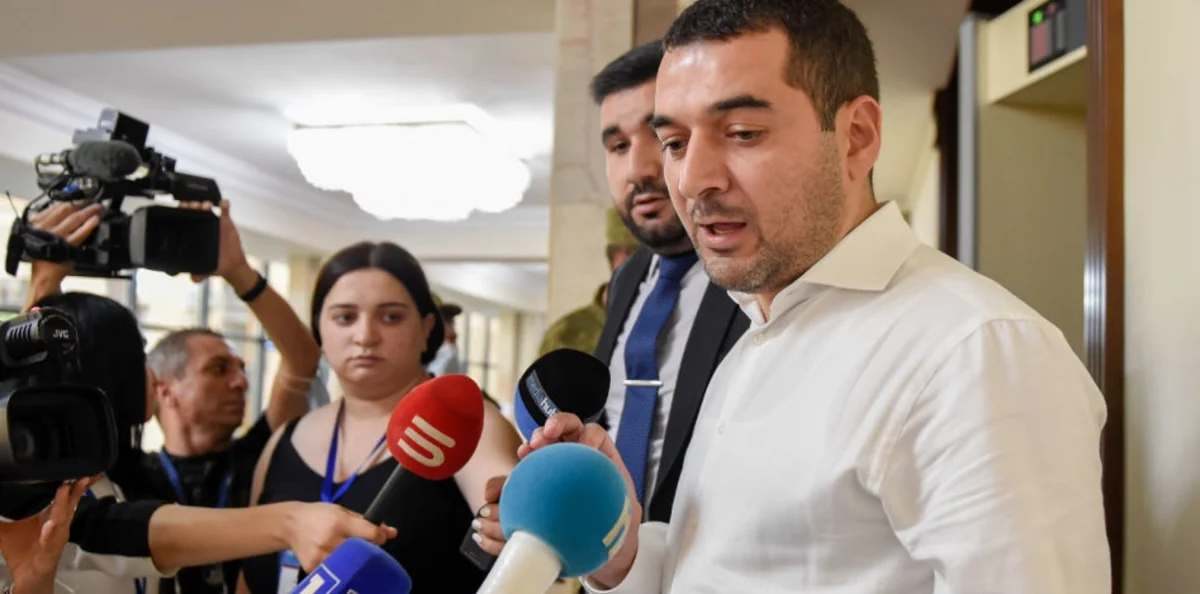 Paşinyanın deputat qaynı zaldan çıxarılarkən söyüş söyüb