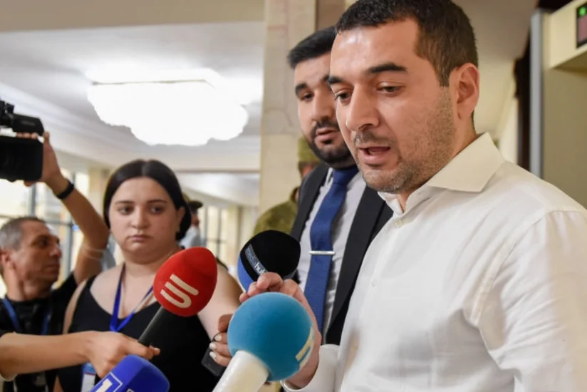 Paşinyanın deputat qaynı zaldan çıxarılarkən söyüş söyüb