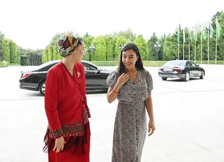 Leyla Əliyeva Türkmənistan Xalq Məsləhəti sədrinin qızı Oquldjaxan Atabayeva ilə görüşüb