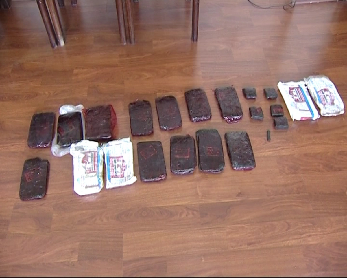 Polis əməkdaşları külli miqdarda narkotik vasitə götürüblər