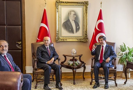 ​Əhməd Davudoğlu MHP lideri Dövlət Bağçalı ilə koalisiya hökumətinin qurulmasını müzakirə edib