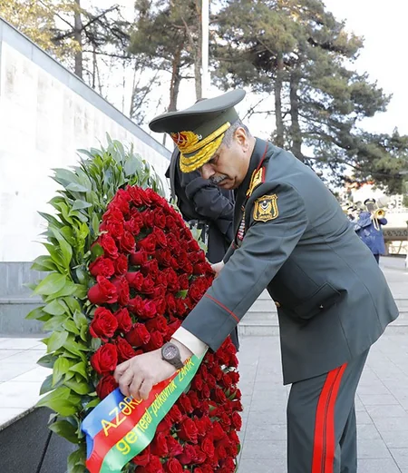 Zakir Həsənov Tbilisidəki Qəhrəmanlar meydanını ziyarət edib - FOTO