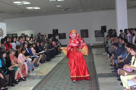 Özbəkistanda Qarabağ geyimlərinin sərgisi keçirilib