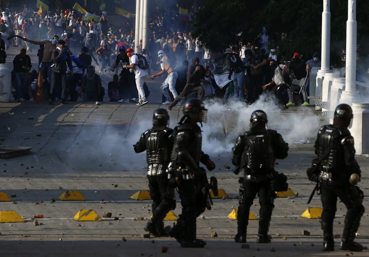 В ходе протестов в Колумбии погибли 42 человека