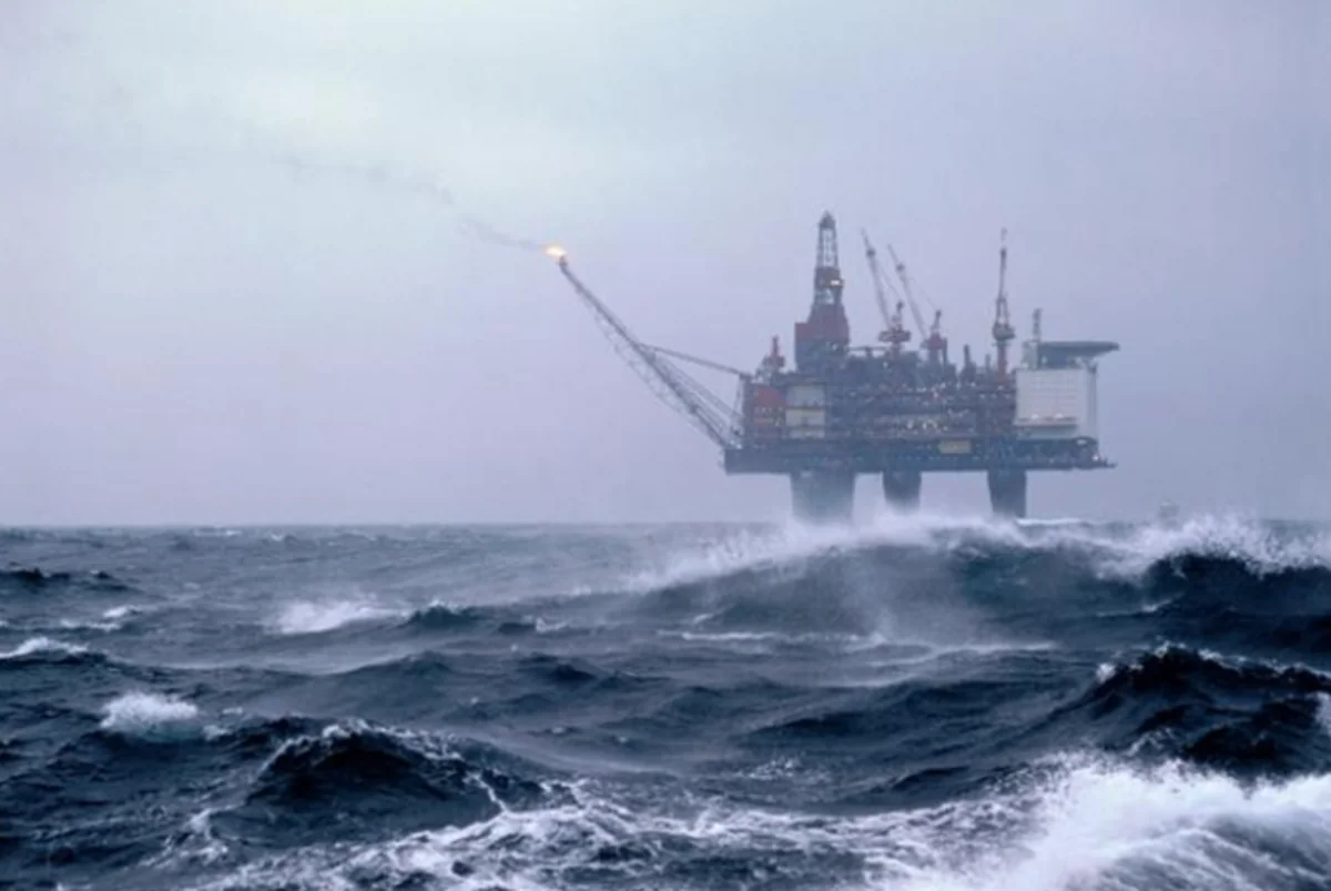 Высота волн в Каспийском море достигла 5,4 м