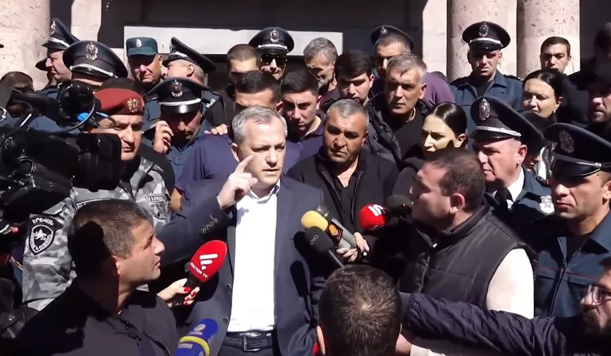 İrəvanda etirazçılar Qarabağ separatçılarının sonuncu “Prezident Aparatının” rəhbərini döyüblər