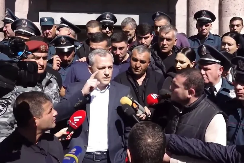 İrəvanda etirazçılar Qarabağ separatçılarının sonuncu “Prezident Aparatının” rəhbərini döyüblər