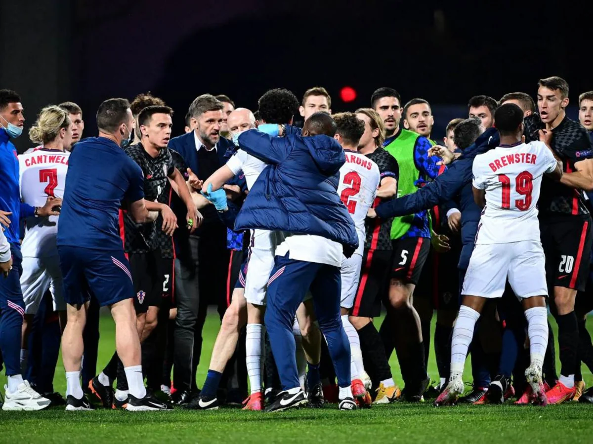 Liverpulun futbolçusu rəqib komandaya hücum etdi