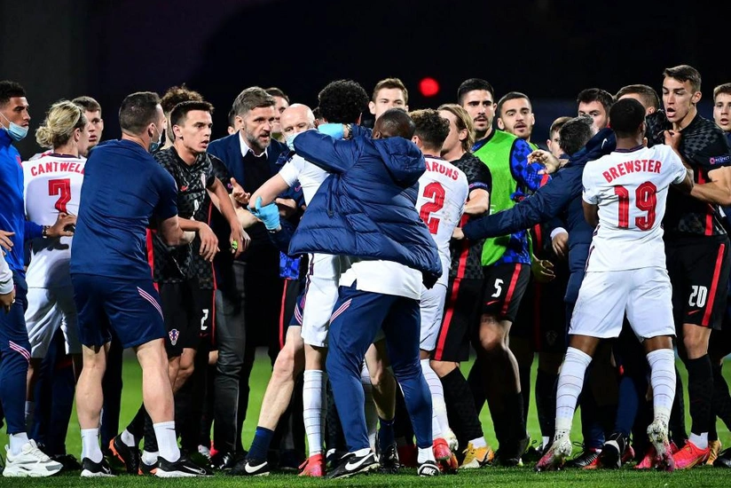 Liverpulun futbolçusu rəqib komandaya hücum etdi