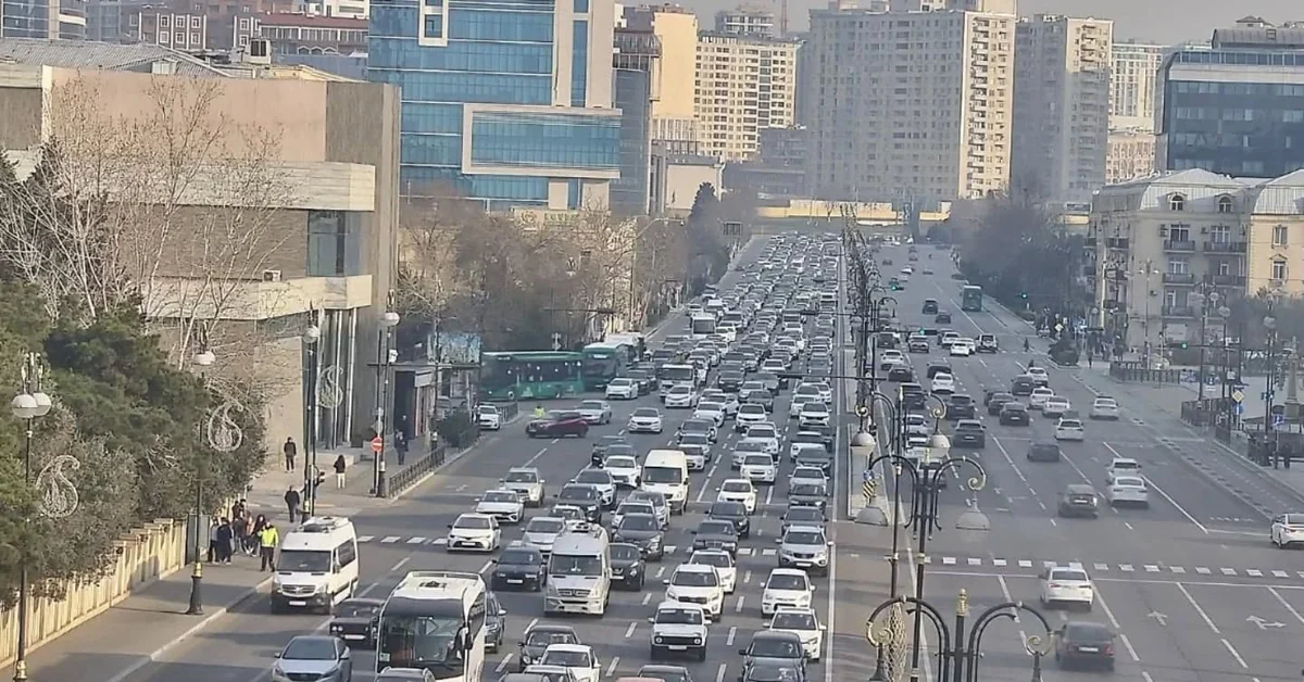 Bakının bir sıra yollarında nəqliyyatın sıxlığı yaranıb