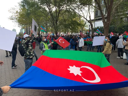 BMT-nin binası qarşısında Gəncə hadisələri ilə bağlı aksiya keçirilir