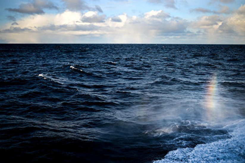 Sakit okeanda yük gəmisində yanğın başlayıb