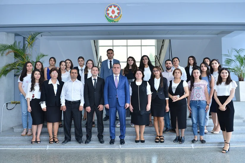 Təhsil naziri yüksək bal toplayan müəllimliyə namizədlərlə görüşüb