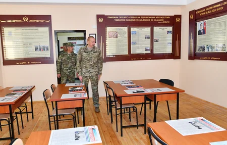 İlham Əliyev MN-in komando hərbi hissələrinin birində yaradılan şəraitlə tanış olub, hərbi hissəyə Döyüş bayrağını təqdim edib