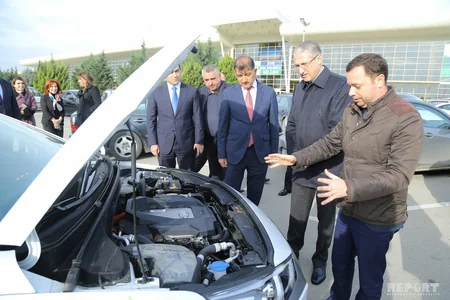 Ответственные лица МЭПР приехали на выставку Caspian Ecology на электромобиле
