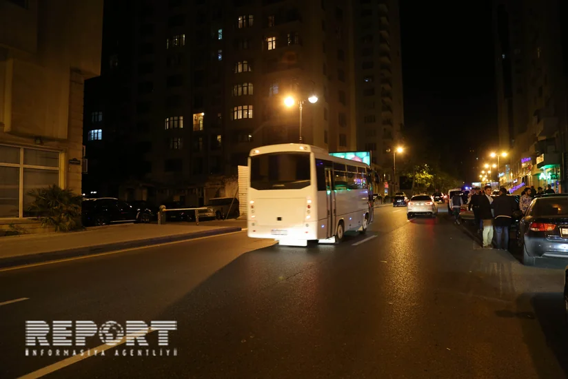 В Евлахе попал в аварию перевозящий обслуживающий персонал автобус