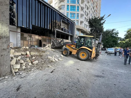 Bakıda məşhur ticarət mərkəzinin yaxınlığında qanunsuz tikintinin qarşısı alınıb