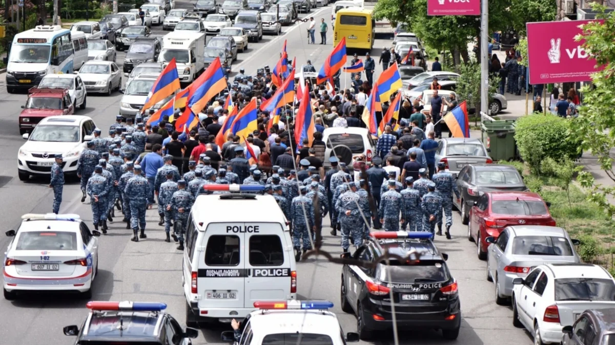 Полиция Армении задержала свыше 90 участников автопробега в Ереване