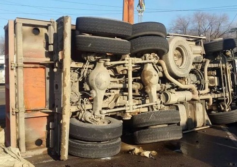 Sumqayıtda hasar "KamAZ"ın üzərinə aşıb, sürücü hadisə yerində ölüb