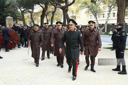 Azərbaycan xalqı Fəxri xiyabanda Ümummilli Liderin məzarını ziyarət edir