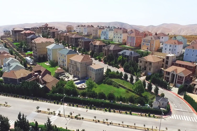 “Royal Park” yaşayış massivində fəhlənin üzrəinə dəmir boru düşüb