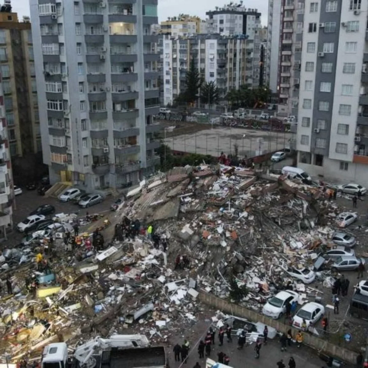 Эрдоган: В результате землетрясения погибли 912 человек, пострадали свыше 5 тыс.