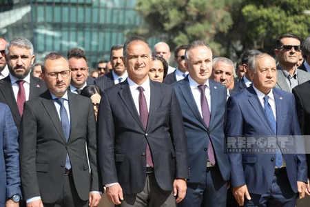 ​Zəfər Günü münasibəti ilə Bakıda Şəhidlər xiyabanı və Türk şəhidliyi ziyarət olunub