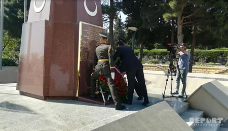 Посол Турции и сотрудники посольства посетили памятник турецким солдатам-шехидам в Баку
