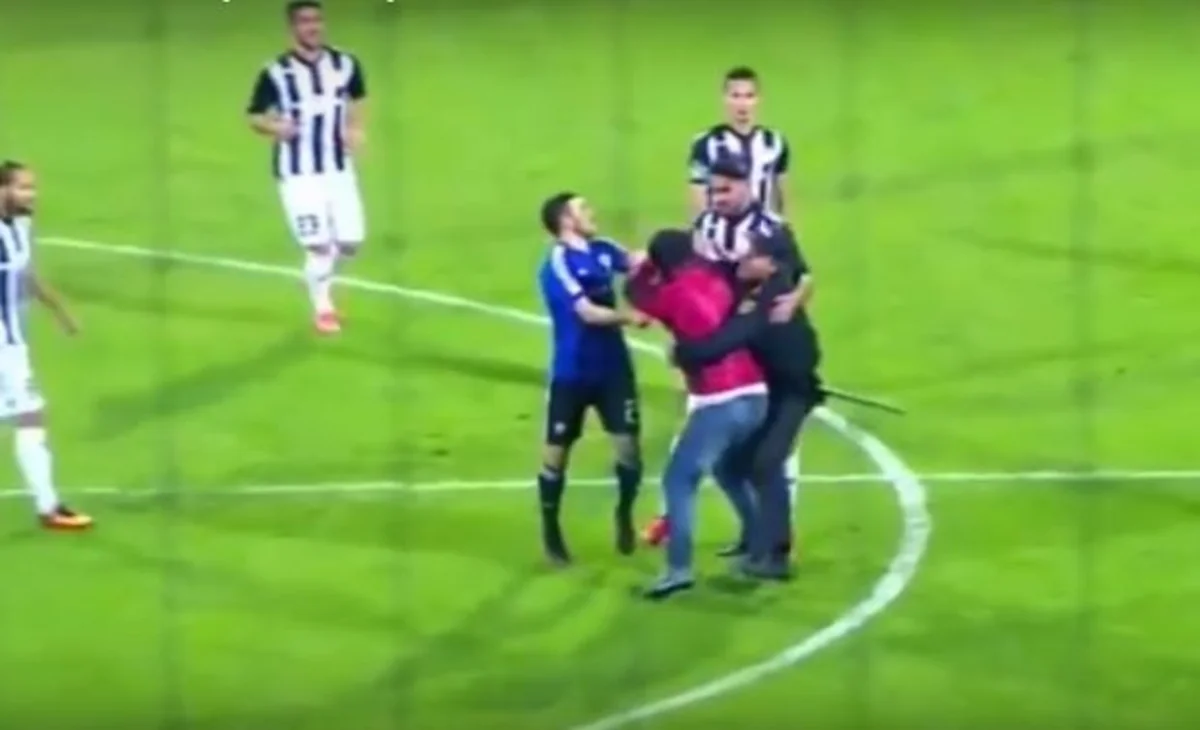 Neftçi klubu azarkeşi vuran futbolçusunu məşqlərdən kənarlaşdırıb - VİDEO
