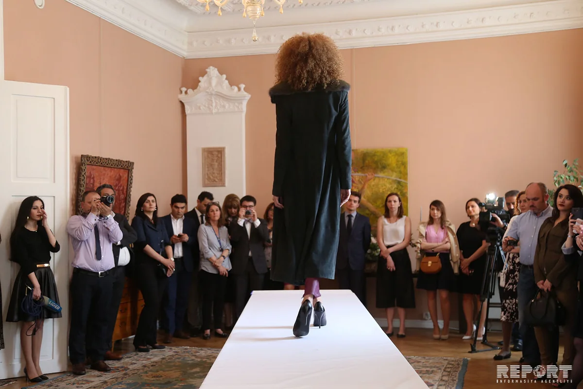 Bakıda Fransanın məşhur modelyeri Jan-Klod Jitruanın moda kolleksiyasının nümayişi keçirilib - FOTOREPORTAJ