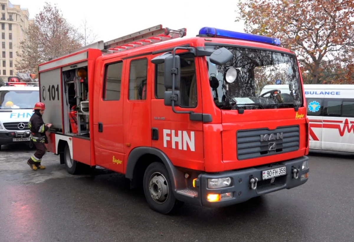 В Баку произошел пожар на деревообрабатывающем заводе