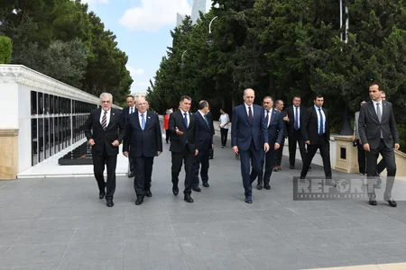 Türkiyə parlamentinin sədri Heydər Əliyevin məzarını, Şəhidlər Xiyabanını və Türk Şəhidliyini ziyarət edib - YENİLƏNİB