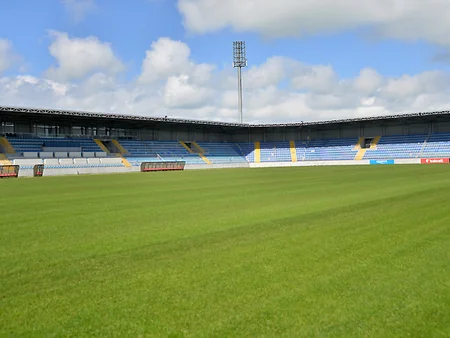 AFFA Bakıdakı stadionlardan birinin süni örtüyünü təbii ot örtüyü ilə əvəzləyib